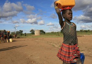 OGB_53619_EAFC_Uganda_156c-lpr Meron holt Wasser von einem von Oxfam errichteten Brunnen in Kotido/Uganda. Geringere Regenfälle – eine Folge des Klimawandels – verringern die Ernteerträge und die Vielfalt der angebauten Nutzpflanzen. | © Jane Beesley